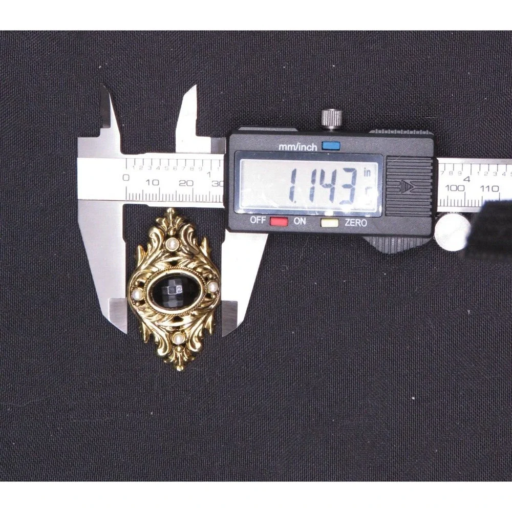 Unbranded vintage brooch
